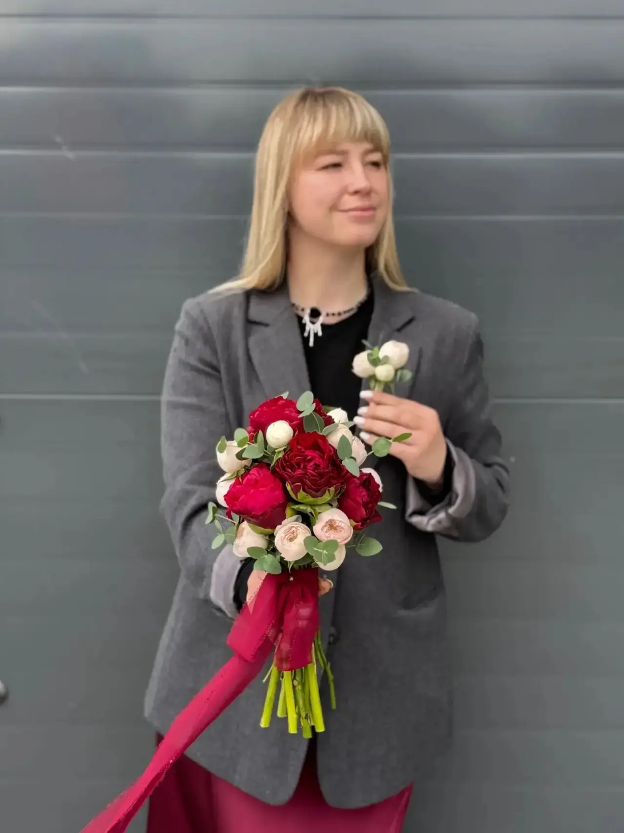 Ах, эта свадьба! ❤️

В насыщенных оттенках красного и бордо, с сезонными пионами, которые мы нашли и