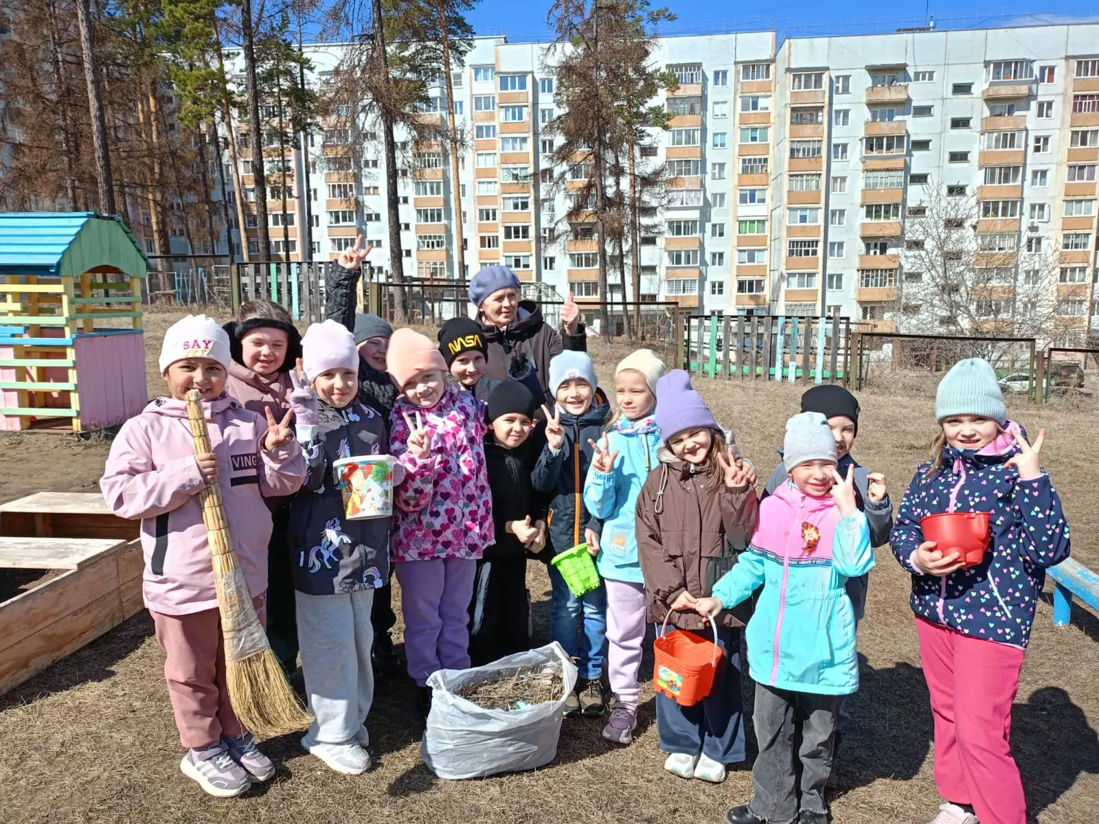 Вчера в нашем саду прошёл субботник по уборке территории. Дети подготовительной группы ...