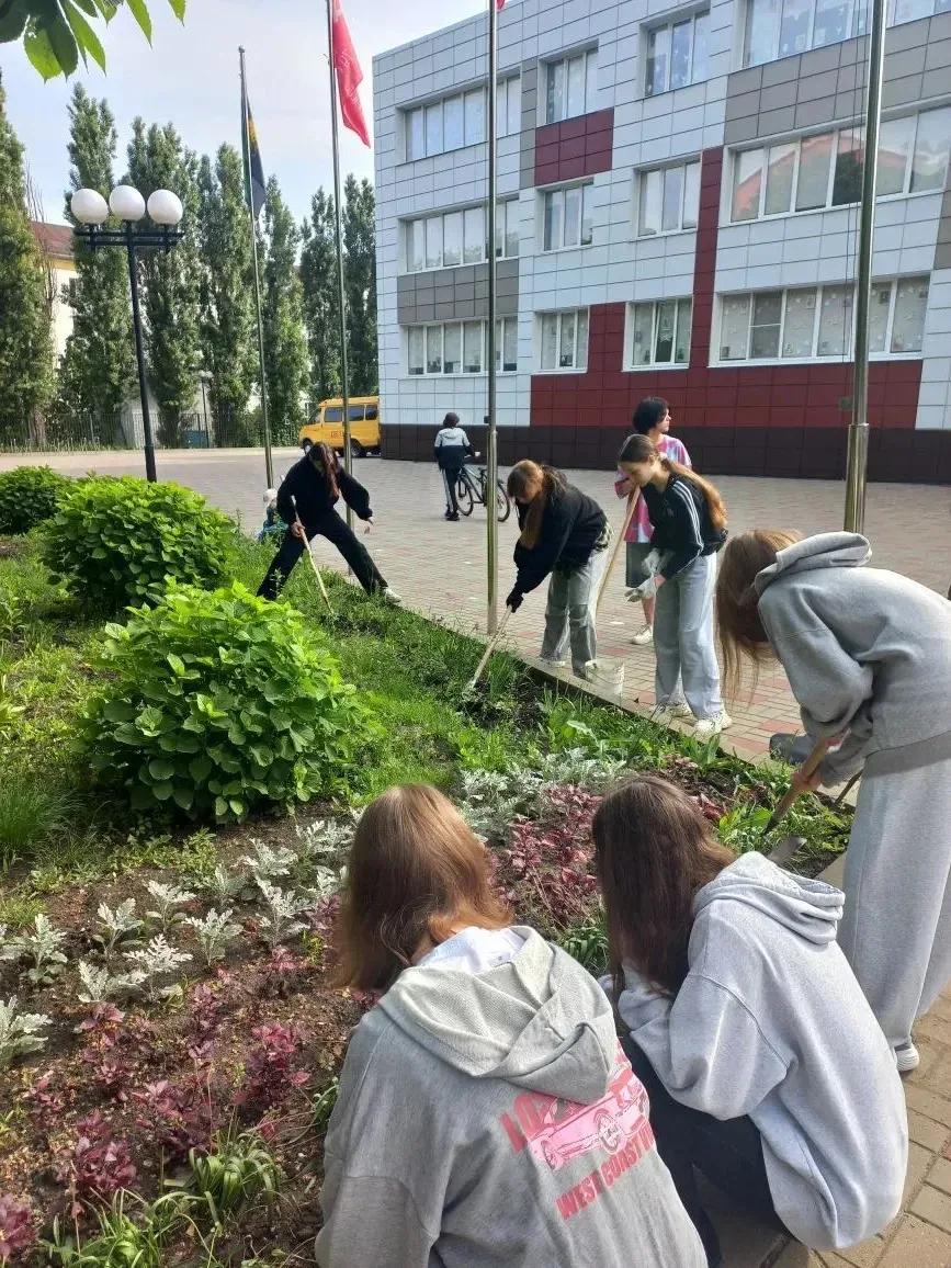 На базе нашей школы начал свою работу лагерь труда и отдыха👏

Впереди у школьников насыщенная и пол