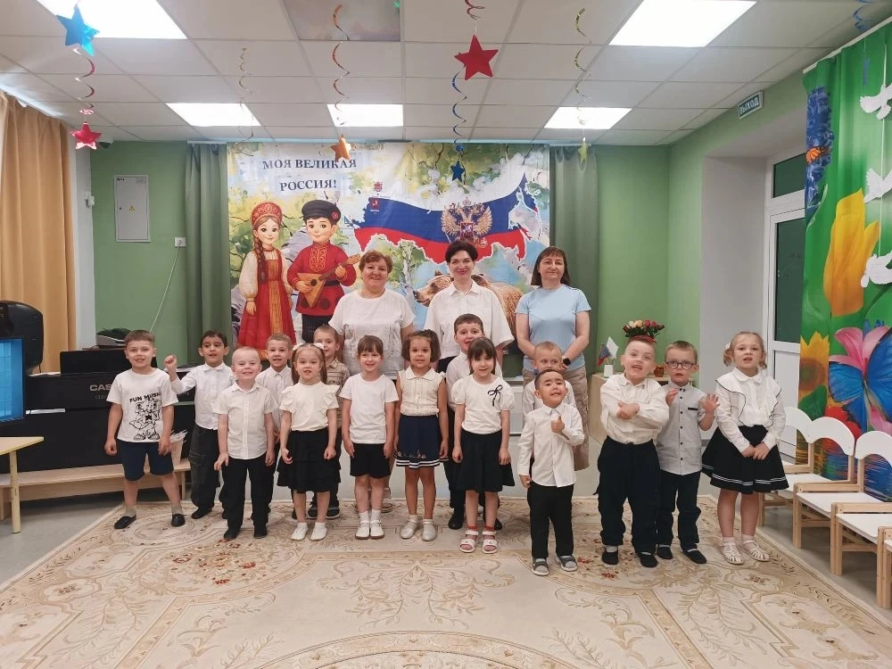 Сегодня в дошкольном отделении в средней группе "Знайки" прошёл праздничный досуг, посвящённый Дню Р