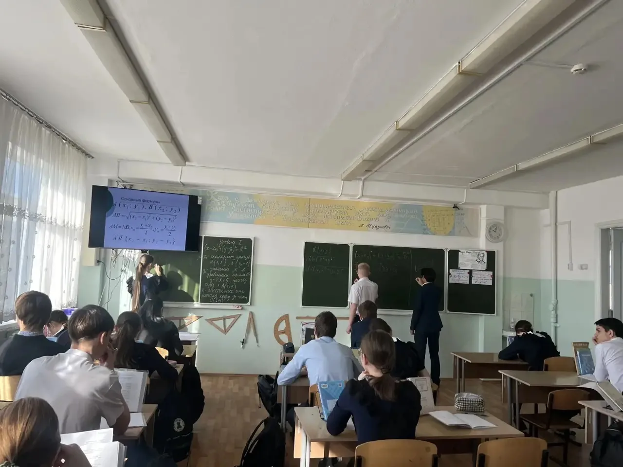⚛️Друзья, как вы уже поняли, в нашей школе началась долгожданная Декада науки и творчества! И, конеч
