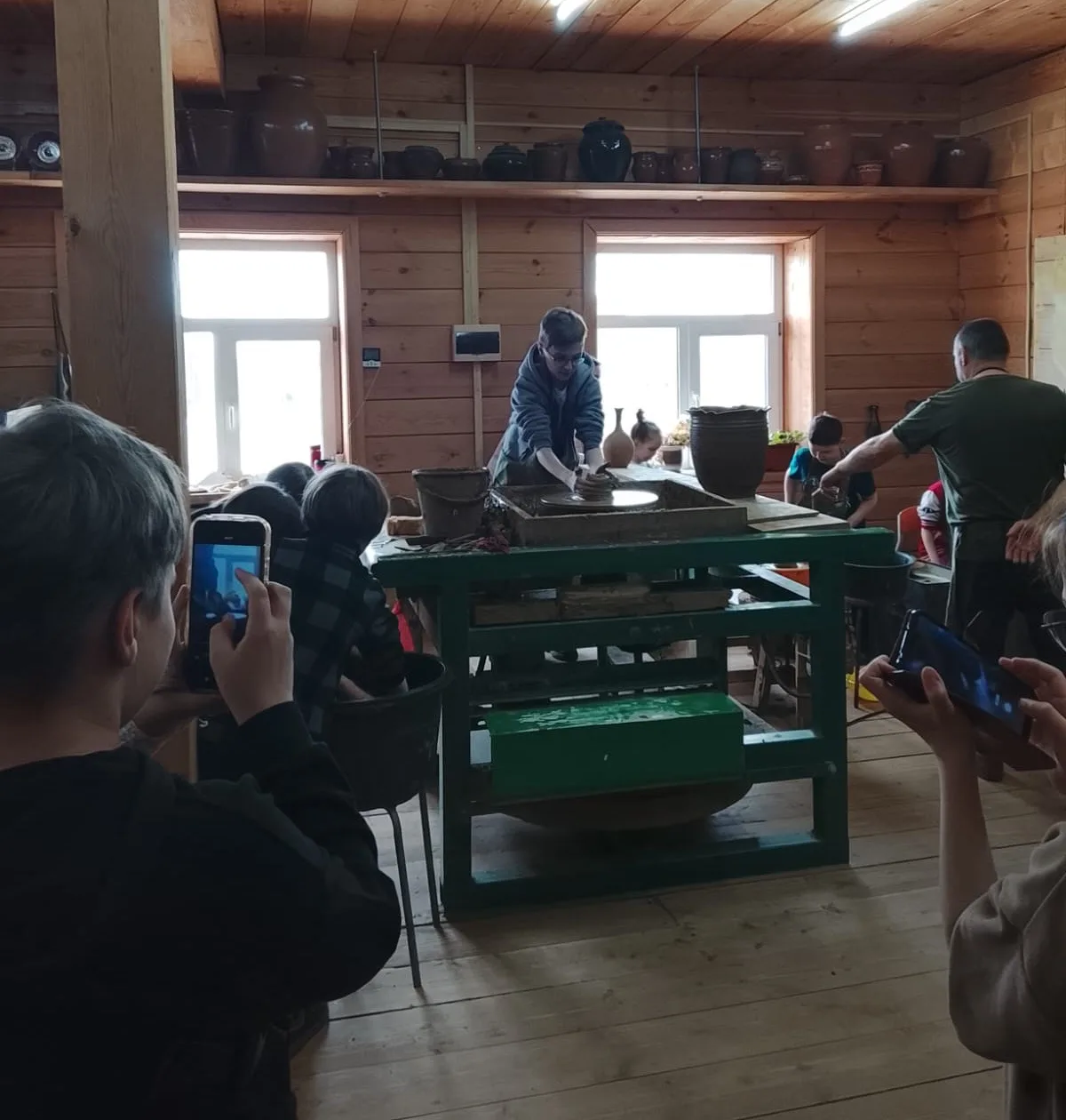 🌟 Сегодня ученики 1 «А» и 4 «Г» классов посетили “Гончарную мастерскую” в Нижних Таволгах! 🎨🏺✨    На