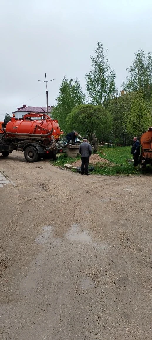 Чистка смотровых колодцев перед реконструкцией участка водопроводной сети на улице Мели...