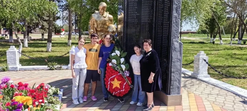 Каждый год в День Победы в ст. Степную к мемориалу павших героев приезжает семья из Приморско-Ахтарс