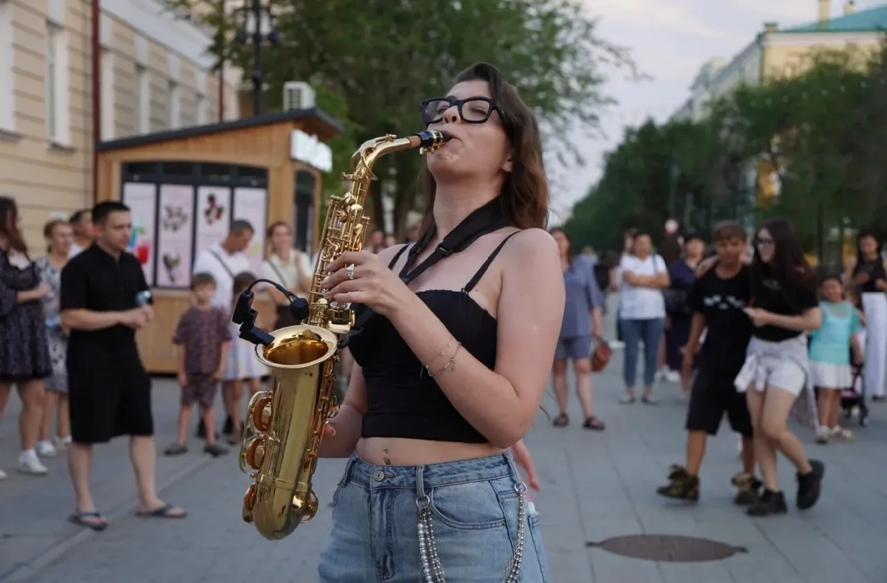 🕺В Оренбурге выходные превратились в большой фестиваль: музыка, ярмарка, кино под звёздами

Фестива