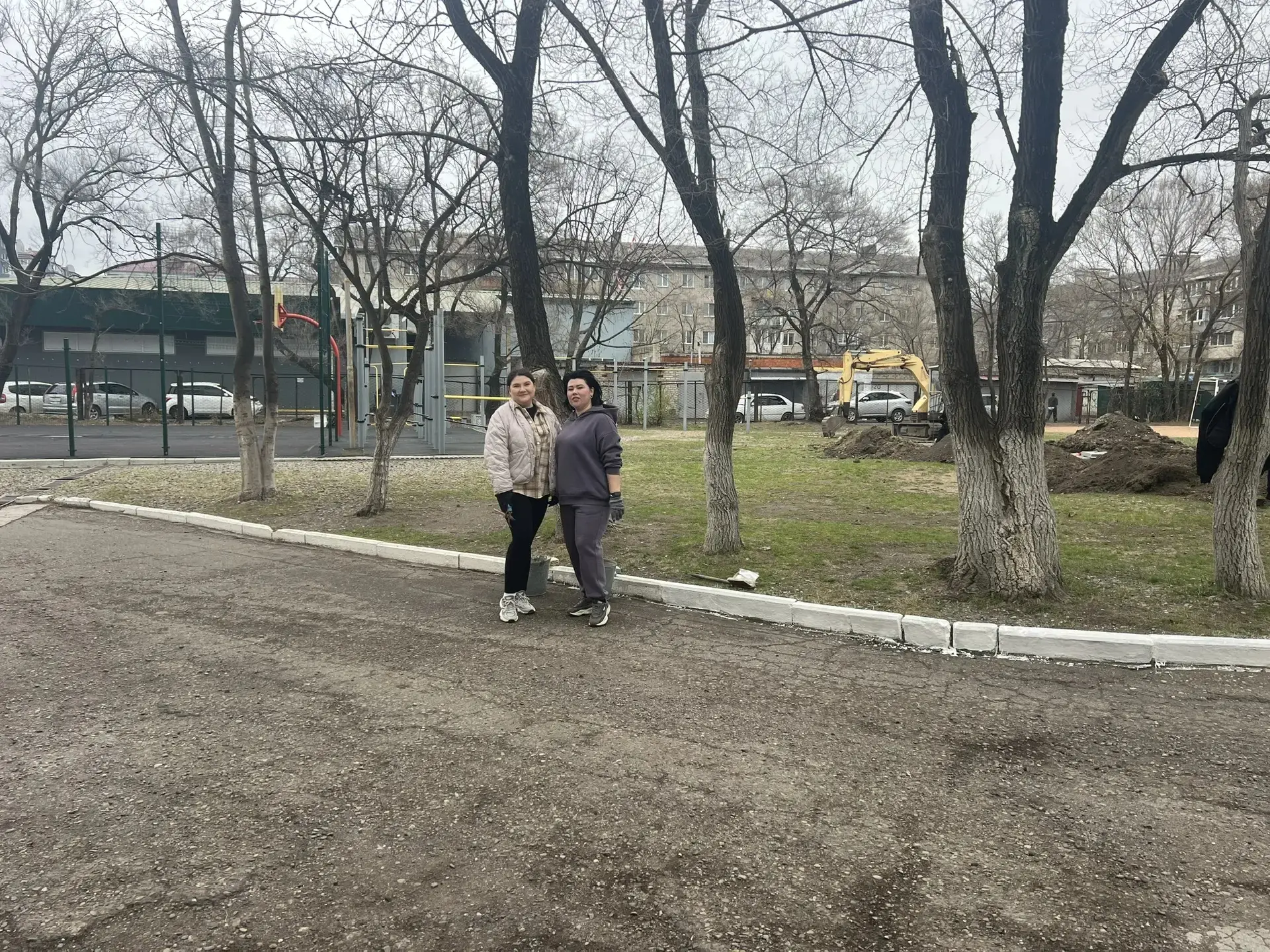 Сегодня в нашей школе прошёл субботник!  Наши дорогие учителя 1 и 2 корпусов дружно вышли наводить к