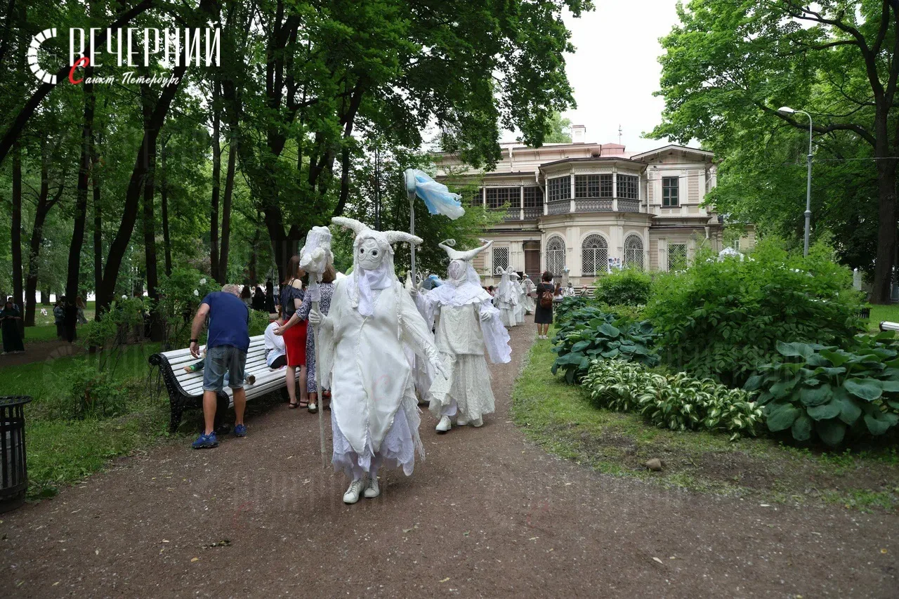 🌘 Луна, мифы и народные традиции

12 июня в Лопухинском саду проходит пятый открытый фестиваль «Ков