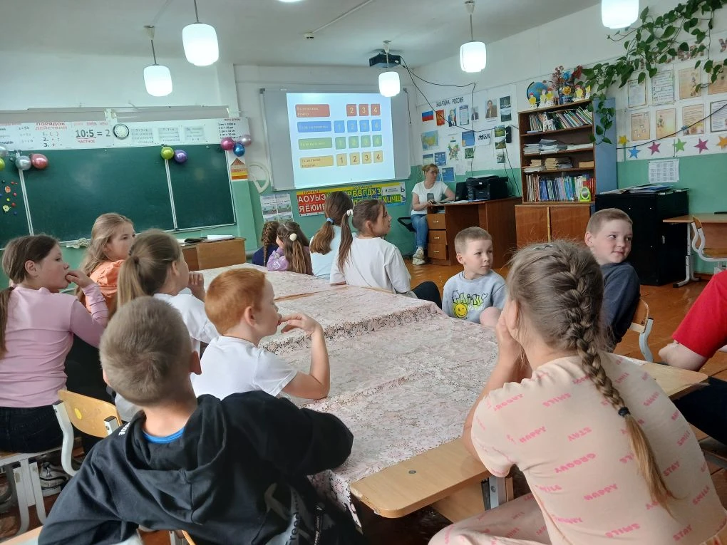 🌿🌿Первый день в летнем пришкольном лагере под девизом «Праздник детства» 
 
🌼Летняя пора – это до