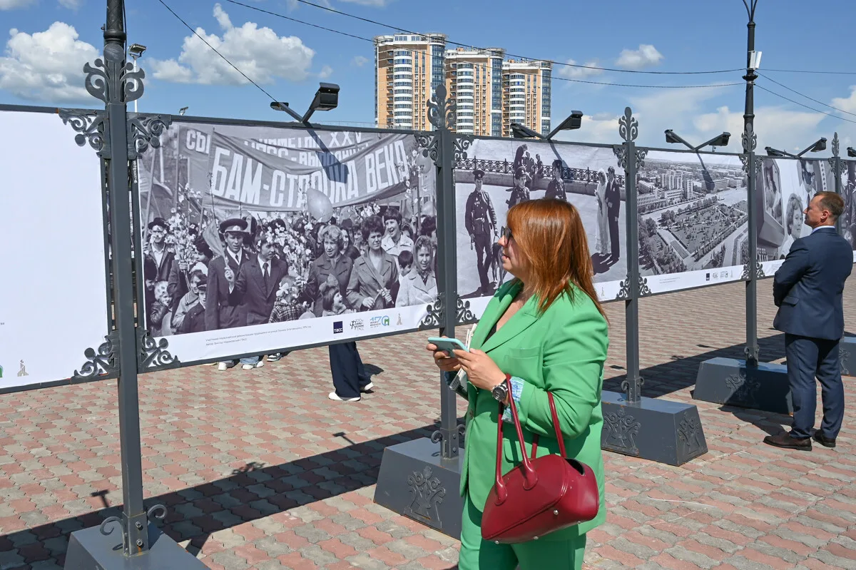 📸 И БАМ, и свадьба, и Амур: ТАСС открыл фотовыставку на набережной Благовещенска