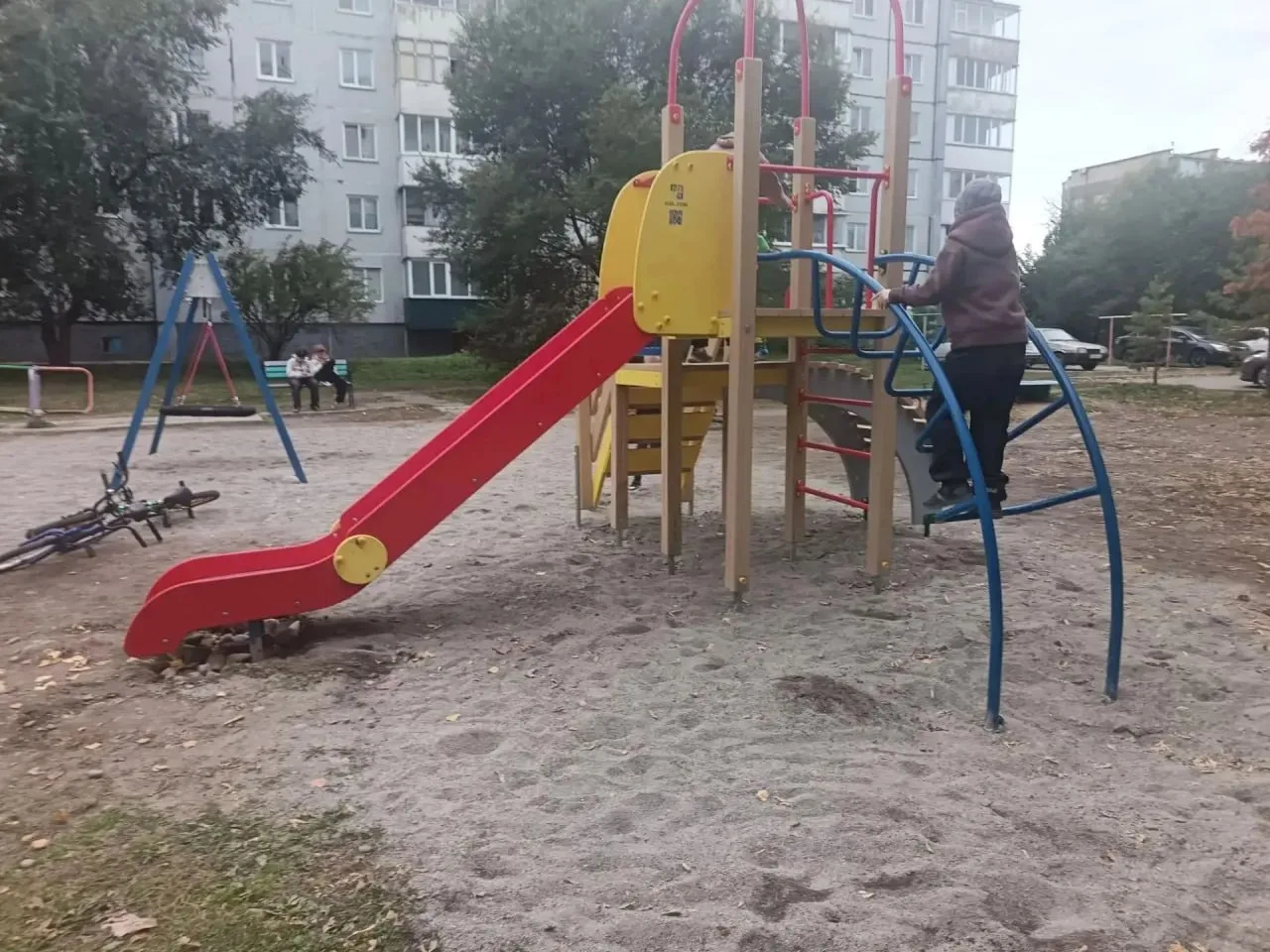 Уже пятую детскую площадку монтируют в Саяногорске в рамках проекта «Инициативное бюдже...
