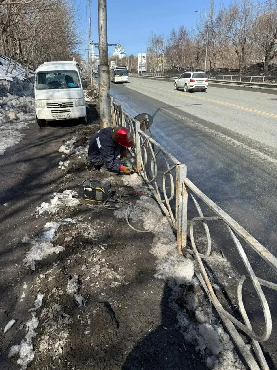 Дорожные службы продолжают работы по уборке песка вдоль центральных дорог.   Также проходят работы п
