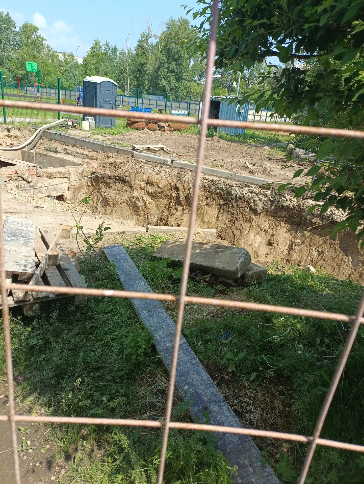 Уважаемые родители!
На территории школьного двора идет ремонт теплосистемы города. Во дворе школы оч