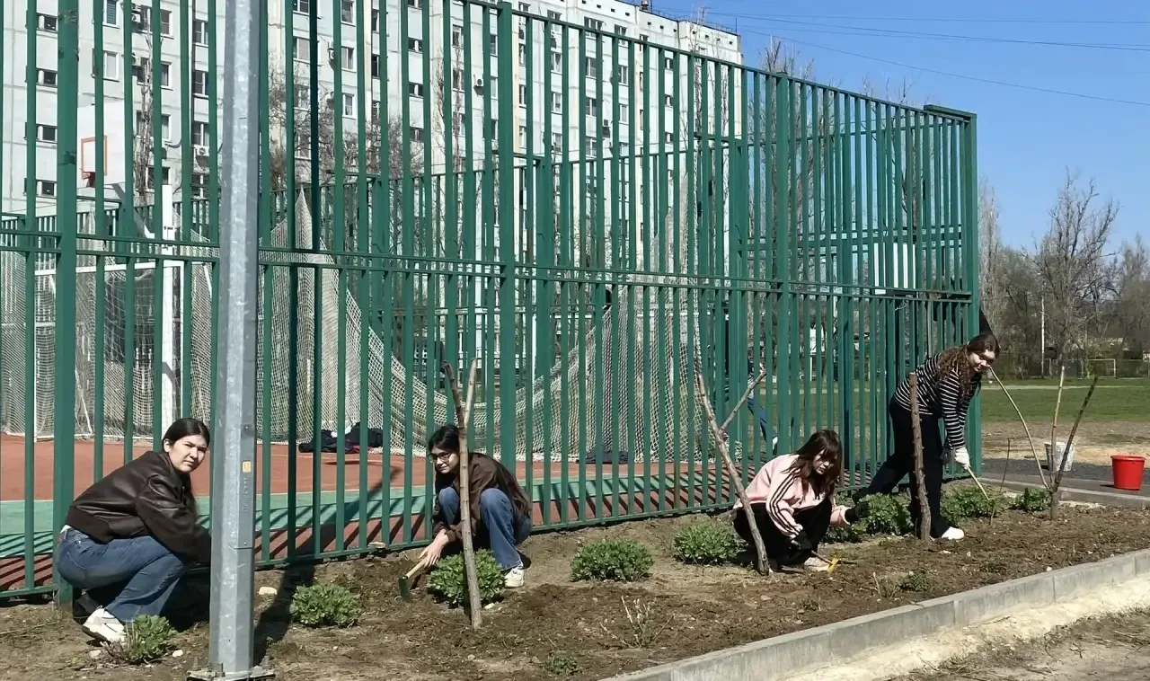 🌱 Благоустройство школьного двора: вклад наших учеников! 🌱  Сегодня на территории школы прошла масшт