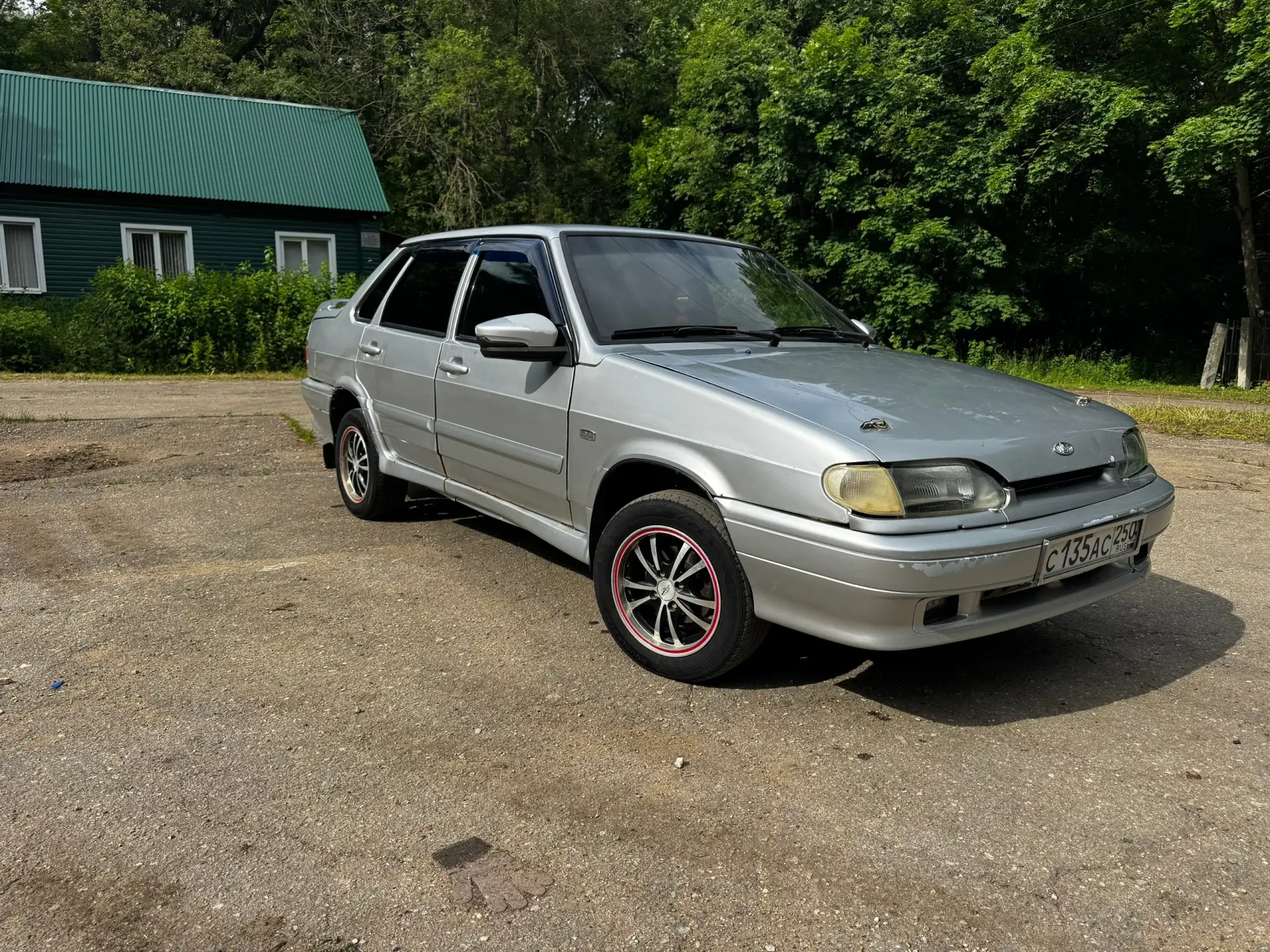 Продается ваз 2115 
От СОБСТВЕННИКА 
2010 года выпуска 
Авто на полном ходу,не троит,не дымит 
По эл