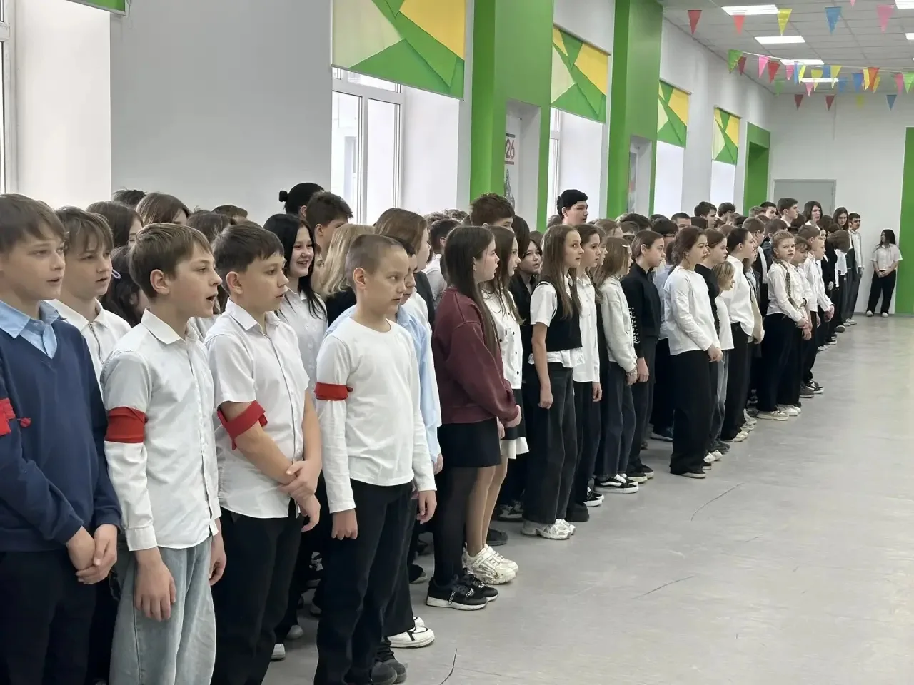 Сегодня, 23 марта 2026 года, в нашей школе №3 началась неделя с по-настоящему торжественного и патри