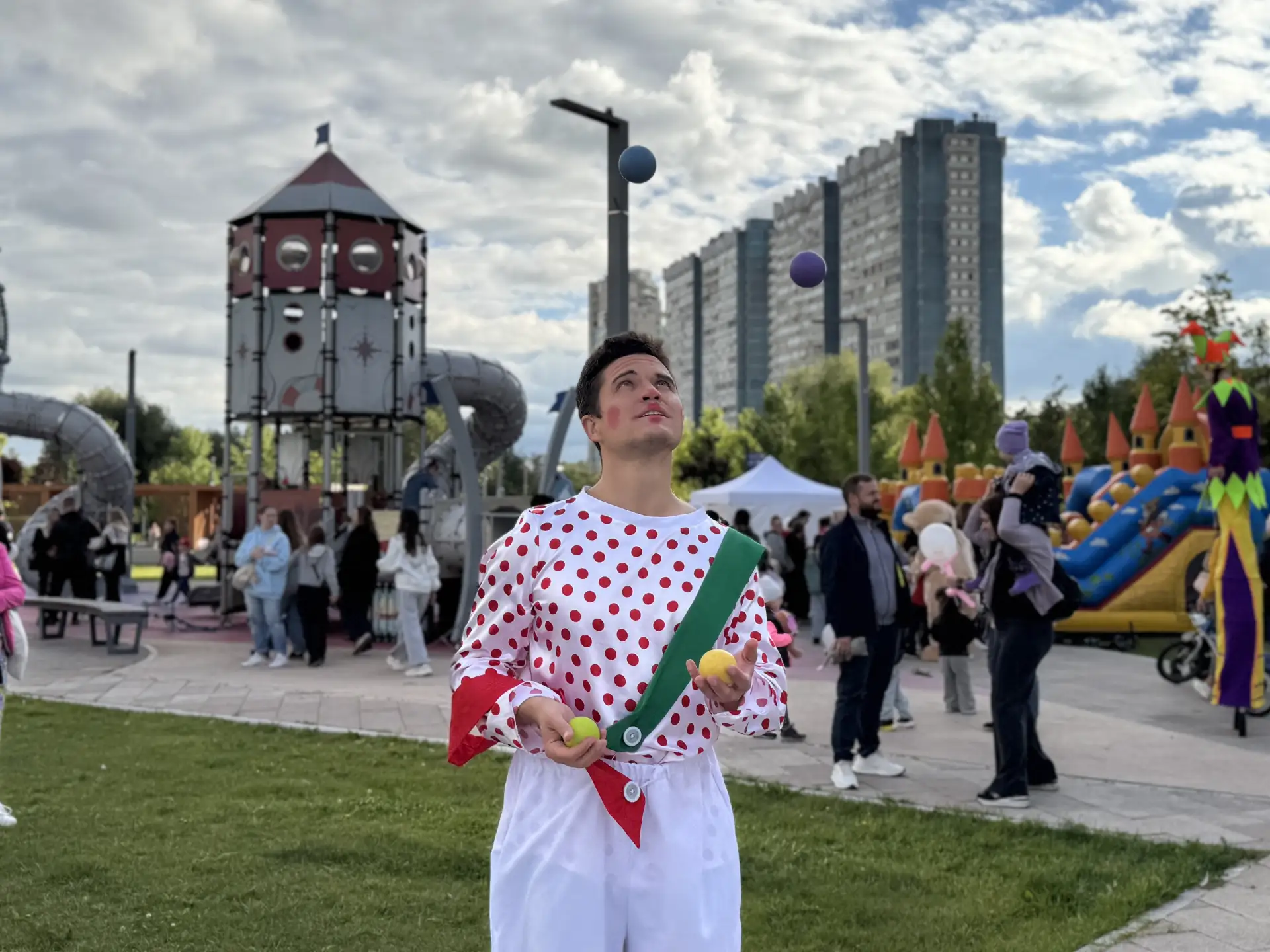 Более 400 человек отметили семейный праздник в Ясенево