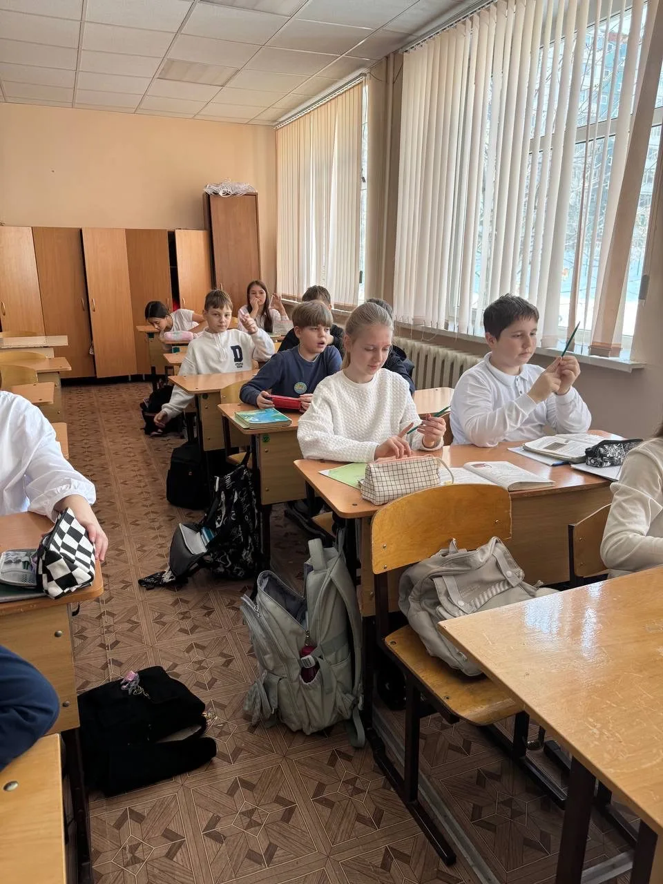Вести с урока👩🏻‍🏫  На уроке наглядной геометрии (учитель Аленькина Н.И.) учащиеся 5В класса познаком