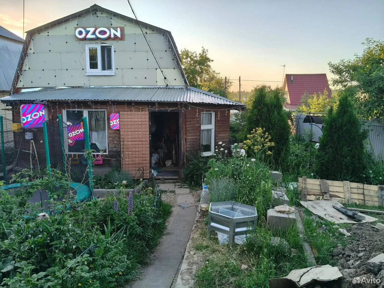 В Подмосковье выставили на продажу жилой дом с действующим пунктом выдачи Ozon.

Но есть одно «но»: 