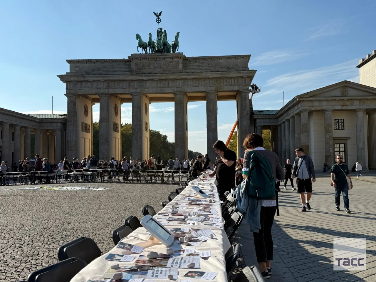 В центре Берлина установили 500 стульев в память о жертвах атаки ХАМАС на Израиль три г...