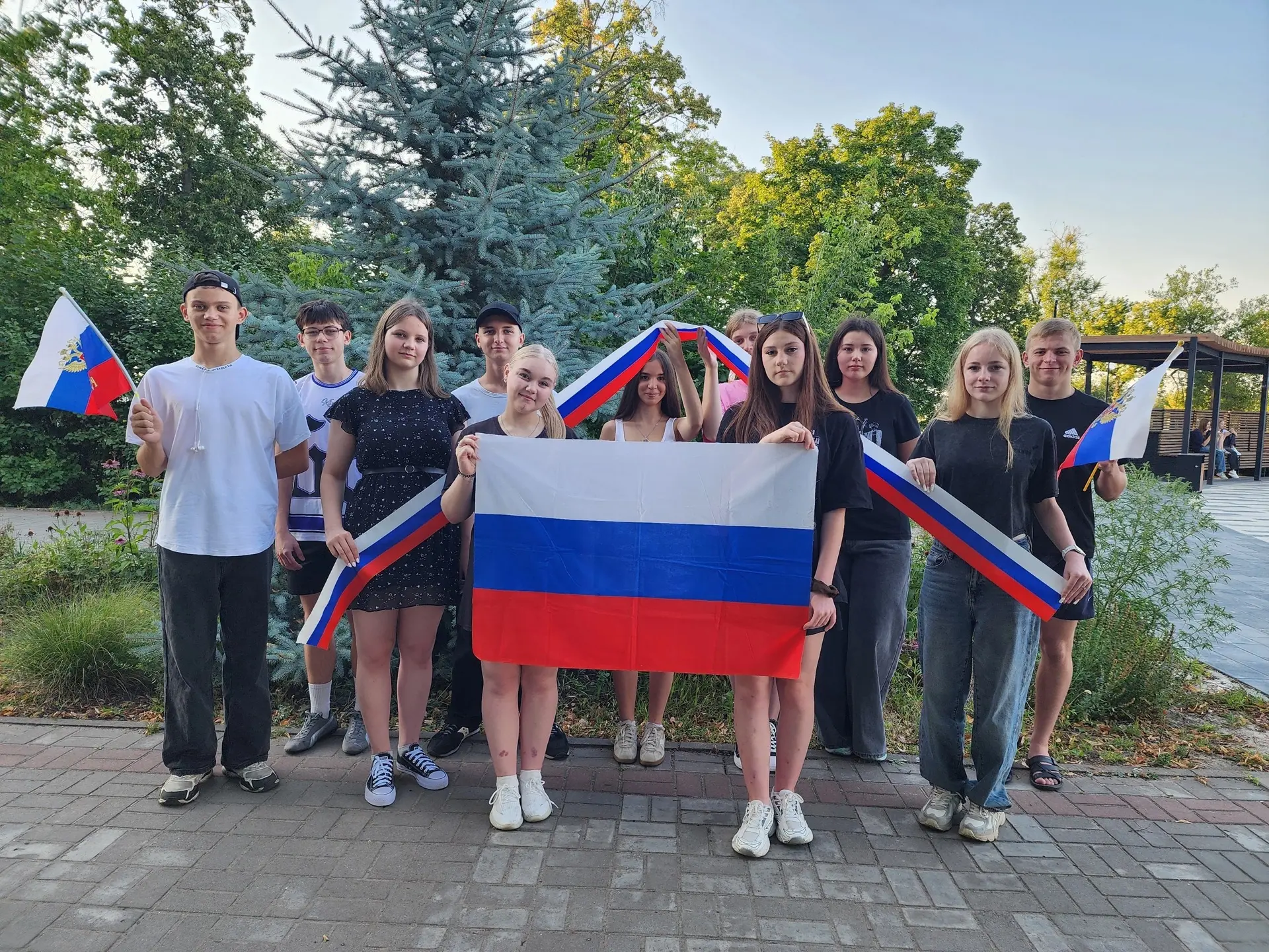 Учащиеся 11 класса МКОУ «СОШ 1» г. Поворино, принимают участие в конкурсе ко Дню флага ...