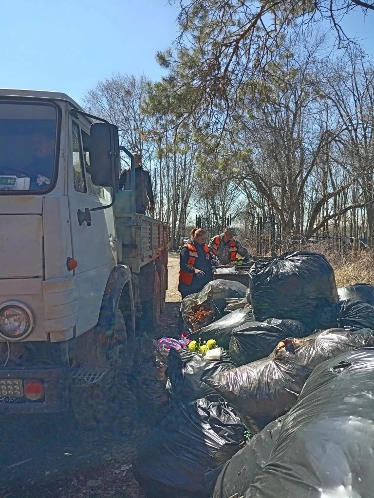 На городских кладбищах продолжается уборка мусора  С начала рабочей недели сотрудники МБУ «ЖКХ и бла