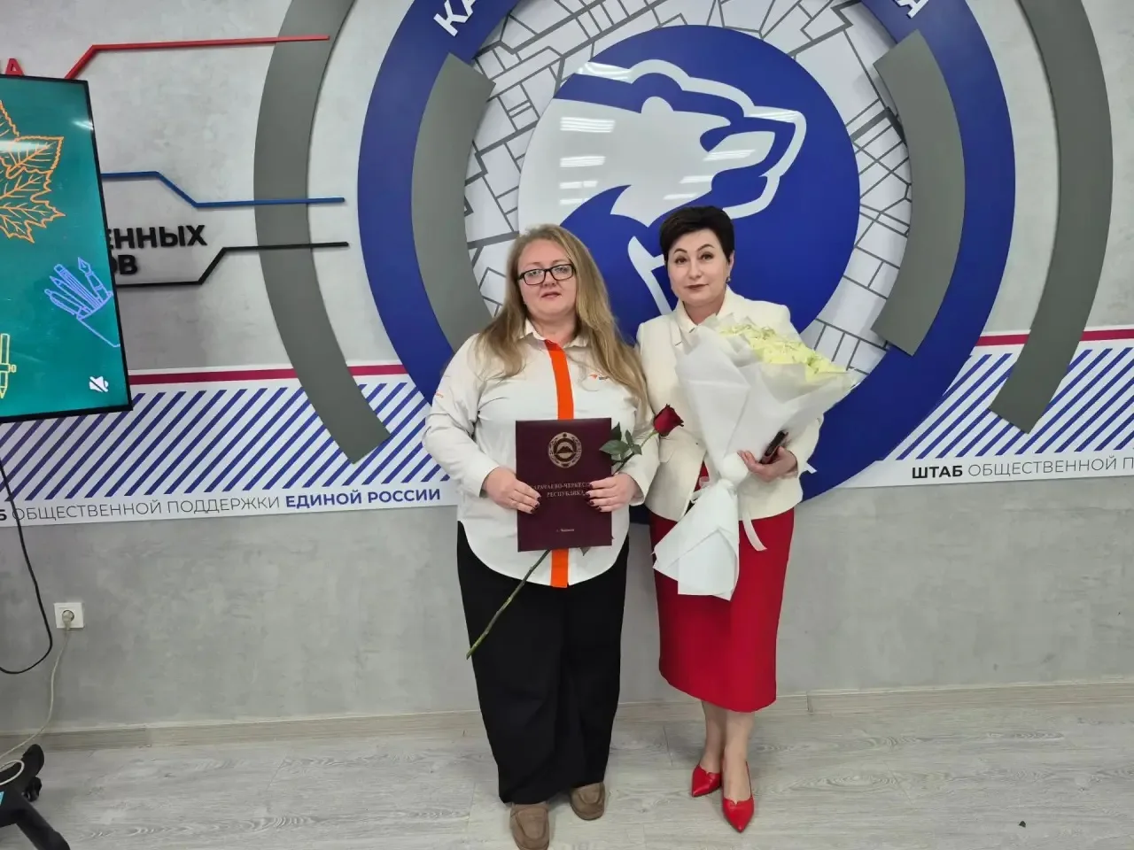 Поздравляем советника директора МКОУ «СОШ №2» Юлию Артамонову с награждением Почетной г...