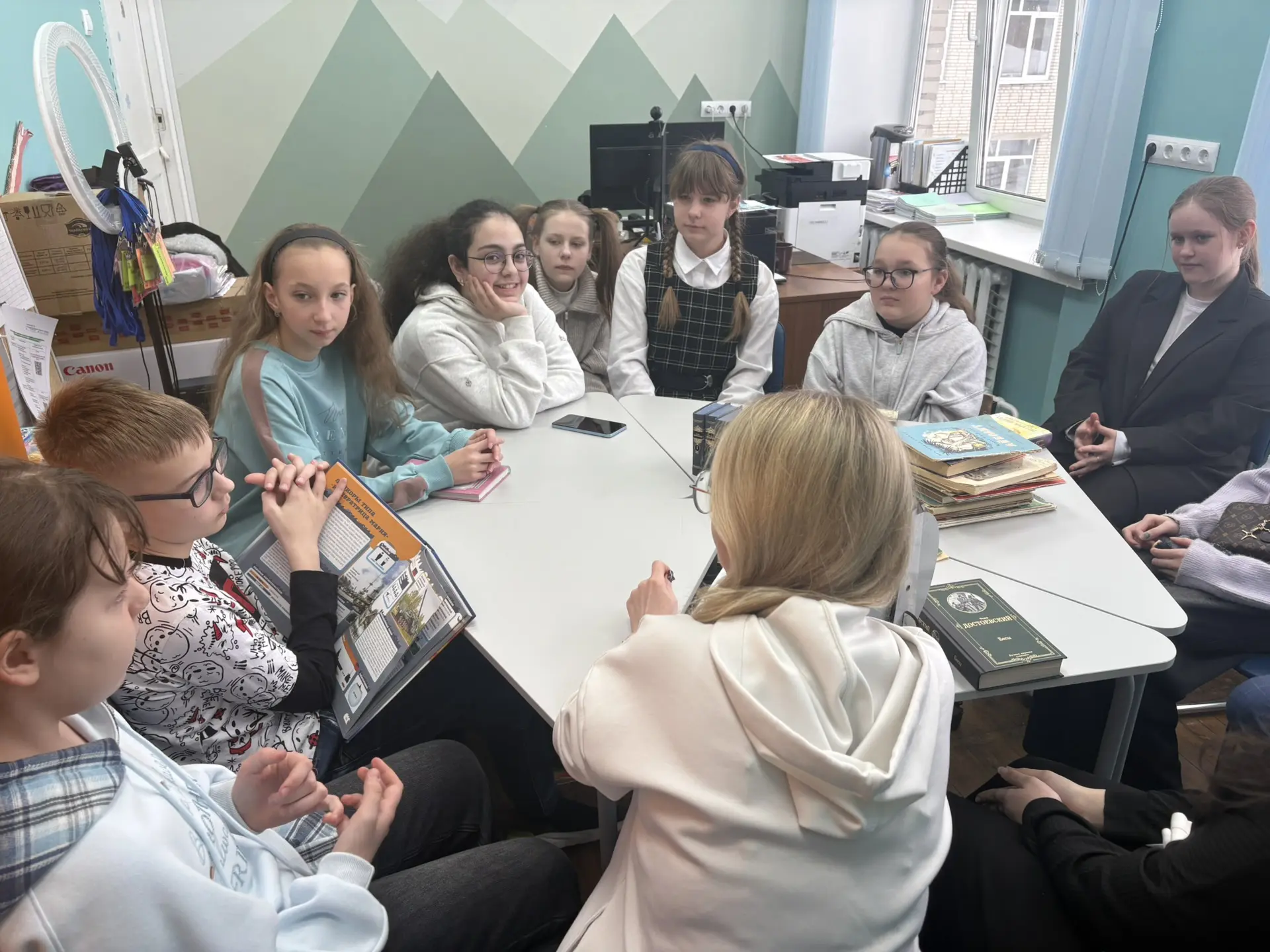 📚В рамках Дня Книгодарения на занятии проекта «Школа Ведущих» прошел очень необычный тренинг.   Учас