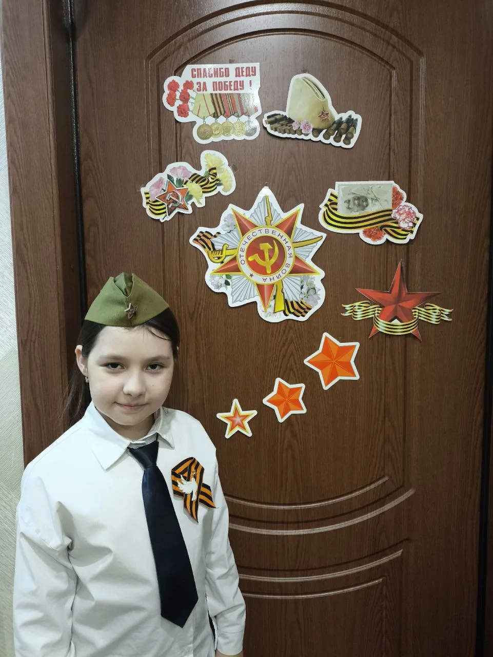Акция "Звезда героя" 🌟 Ученики нашей школы располагают на дверях своих квартир и домов звезды с имен