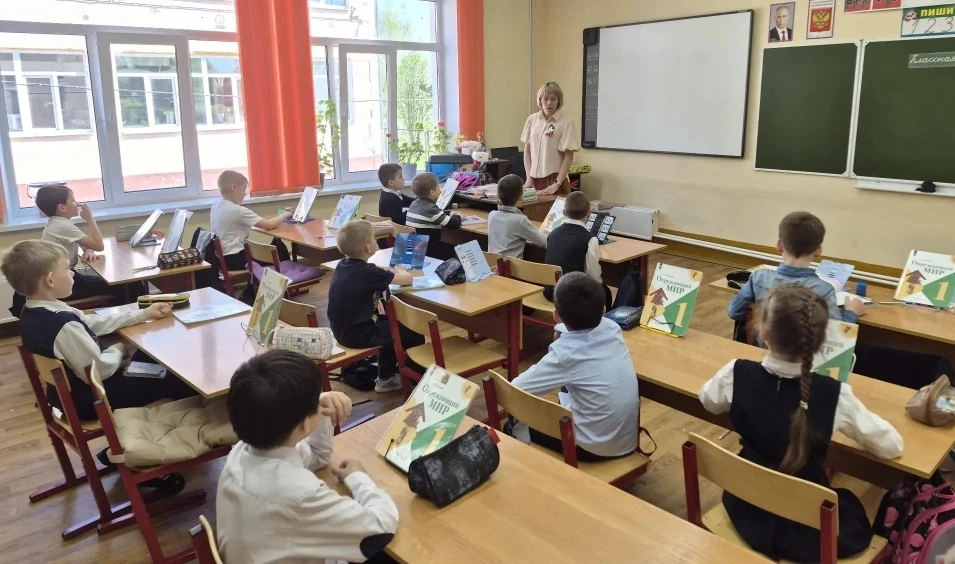 Сегодня в 1 "В"прошел патриотический час «О героях ВОВ »  Первоклассники узнали о животных-героях Ве
