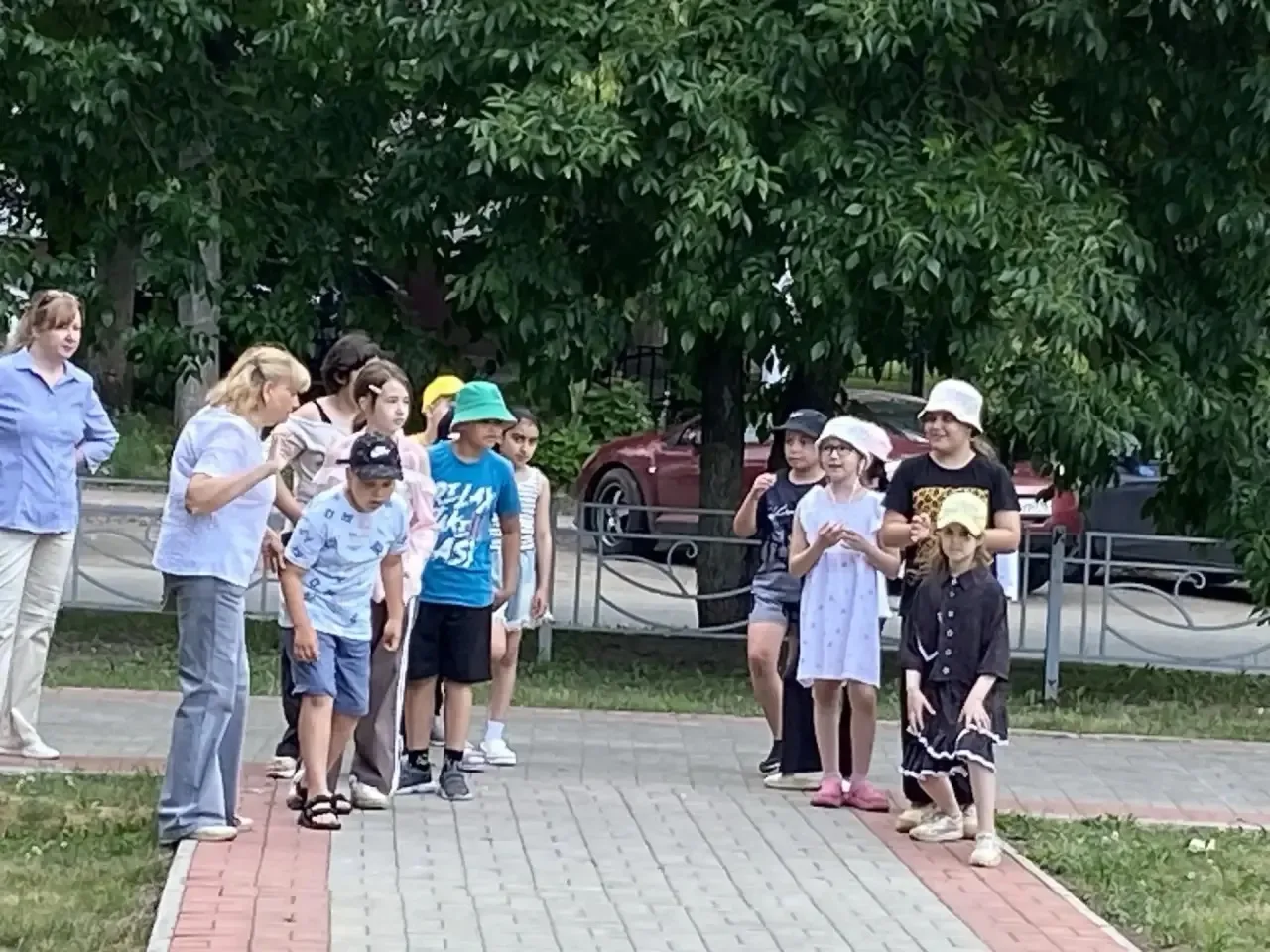 15 июня ребята пришкольного лагеря участвовали в рисовании песком 🎨🌟 Мероприятие называлось "Песоч