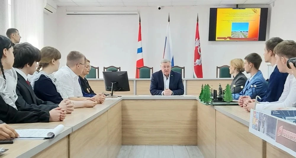 Сегодня глава Тюкалинского района, Иван Иванович Куцевич, провел важную встречу с юными лидерами шко