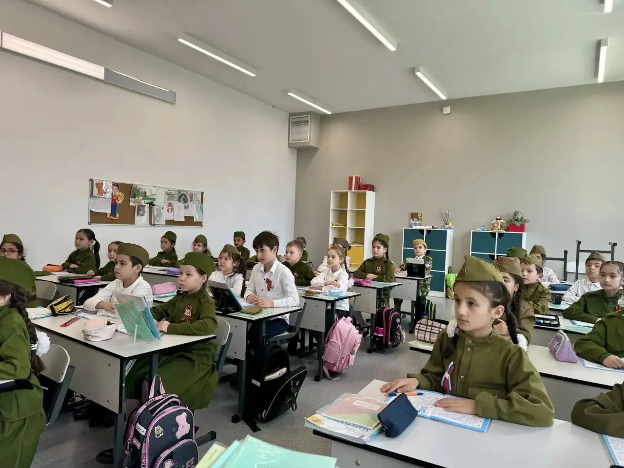 Сегодняшнее занятие «Разговоры о важном» было посвящено теме «Песни о войне. Ко Дню Победы»🕊️  Вмест