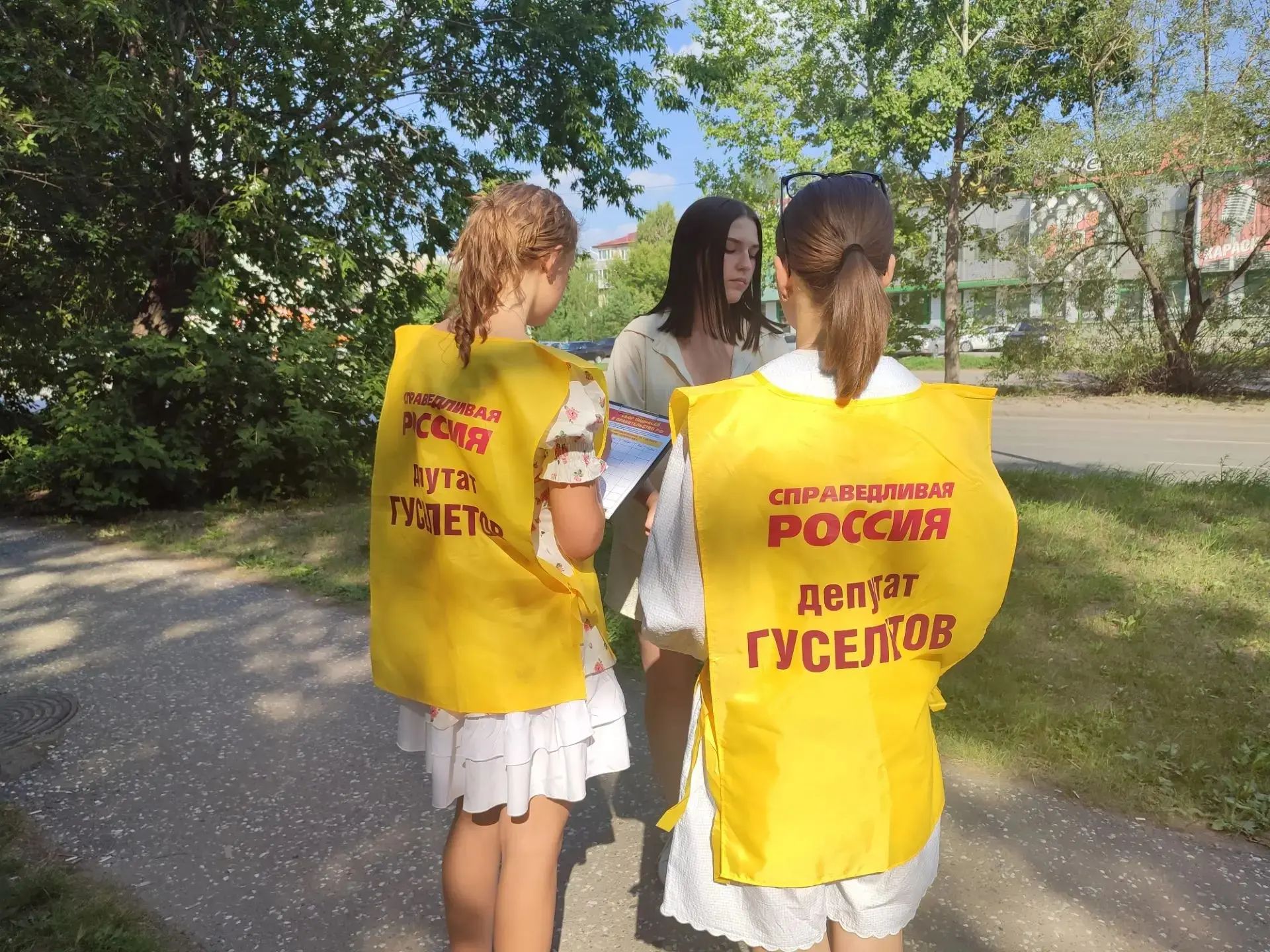 🗳 Даже со спины видно, как похорошел к выборам депутат Гуселетов. Он, кстати, начал бороться с доро