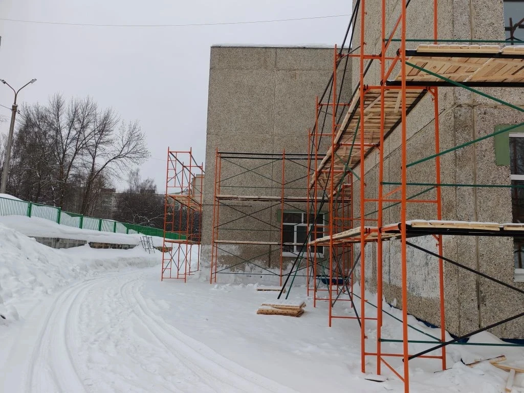 КАПРЕМОНТ В 55-ой: 1. Продолжаются работы по покрытию штукатуркой стен, проведению канализации в под