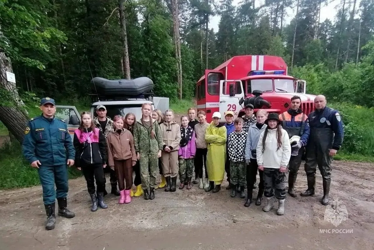 13 детей и 3 взрослых застряли у реки Куштумга в Миассе. 

Ночью группа из 16 человек не смогла пере