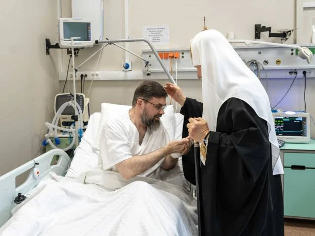 Патриарх Кирилл навестил в больнице митрополита Горловского Митрофана, раненного во вре...