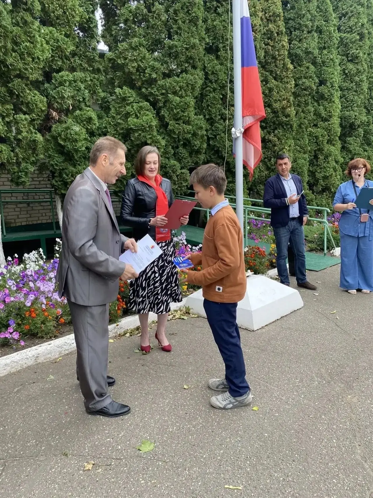 🇷🇺 Новая учебная неделя началась с торжественной линейки!