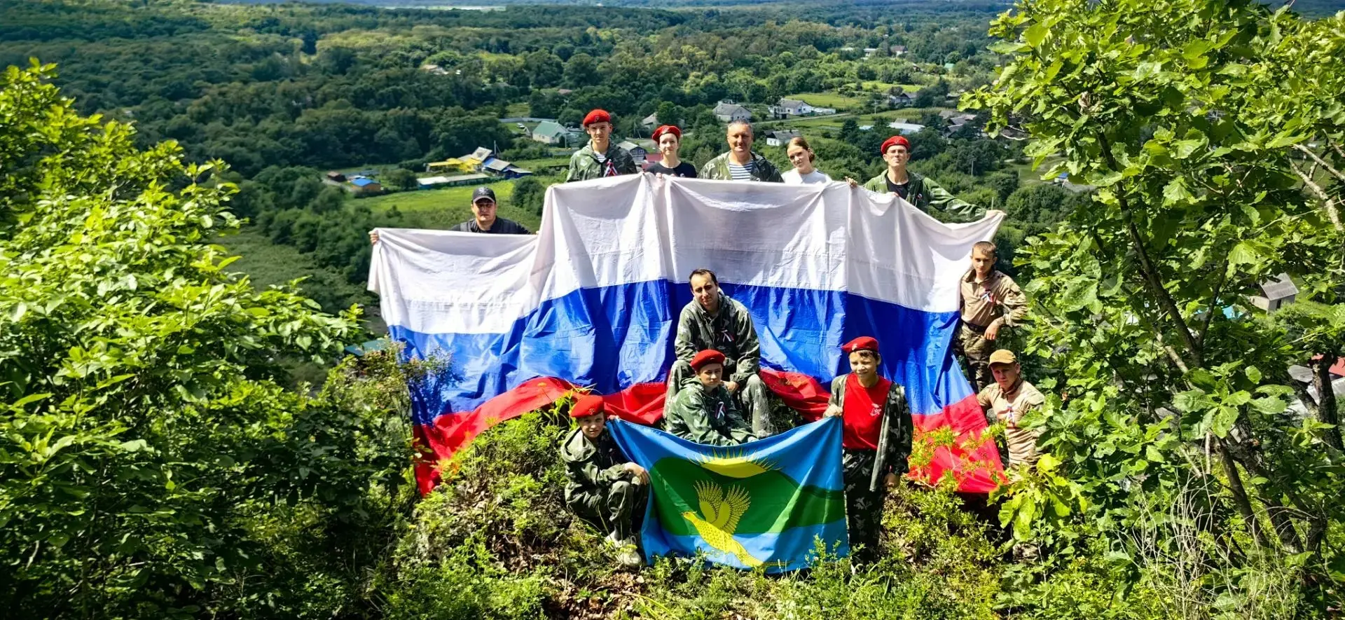 День Государственного флага России отметили туристическим походом