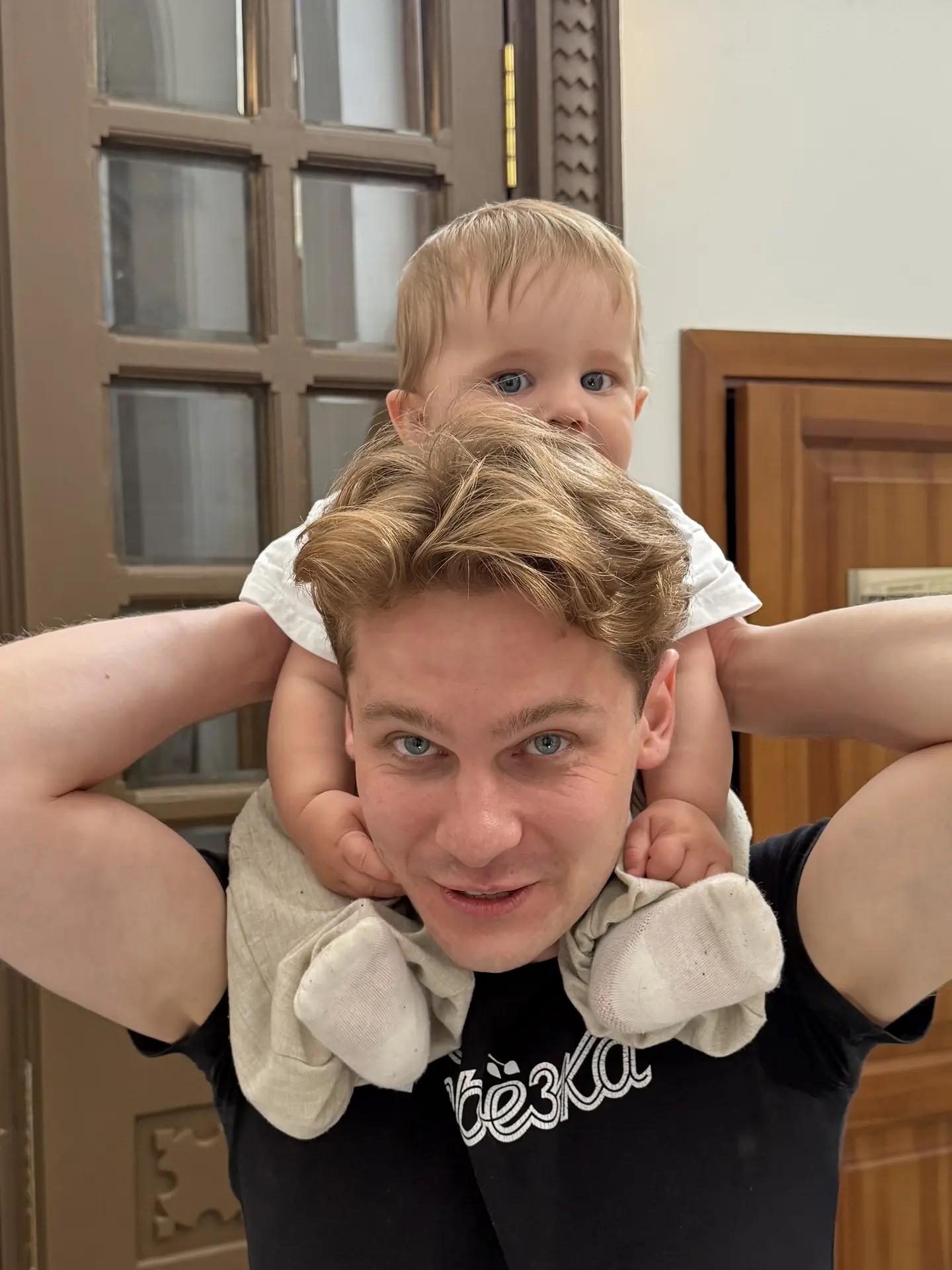 Летом к нам иногда приходят вот такие маленькие гости❤️

Маленький Марсель и его папа – артист ансам