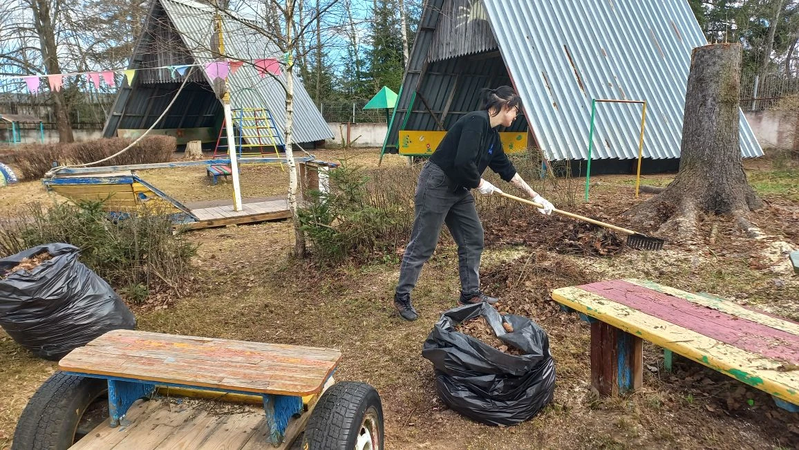 🧹У нас началась пора уборки на прогулочных площадках! Огромное спасибо всем родителям за вашу актив