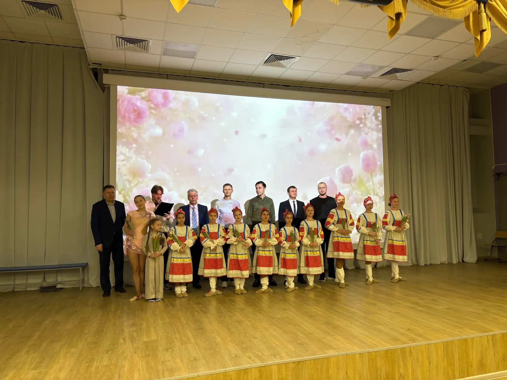Сегодня в школе прошел концерт для девушек в честь самого светлого праздника весны — Международного 