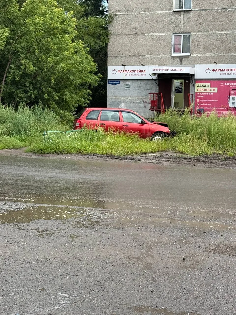 На ул. Молодогвардейская произошло ДТП с участием двух автомобилей, один из которых пос...