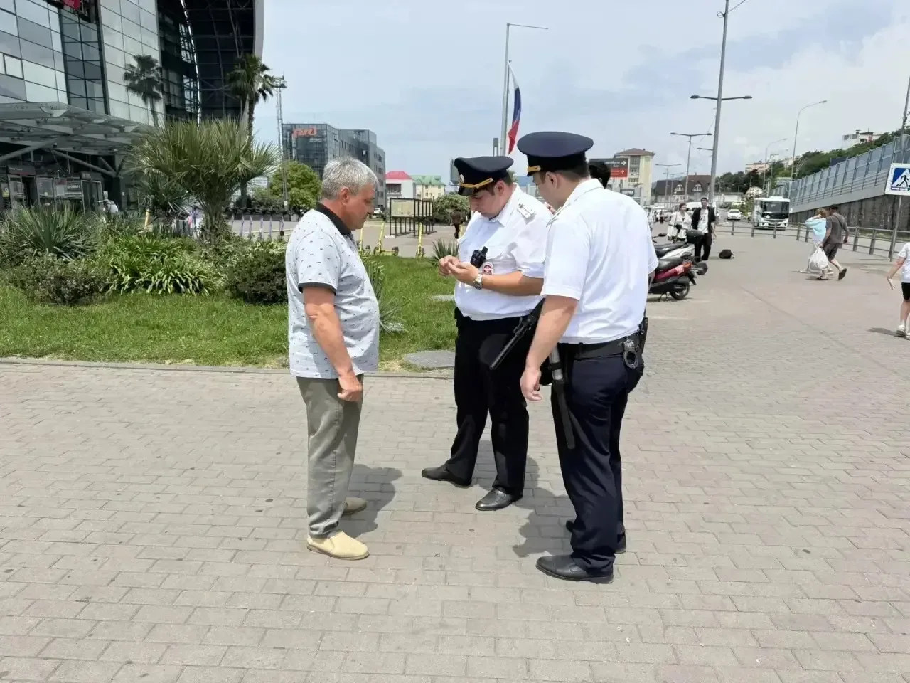 В Сочи прошли рейды по пресечению деятельности  навязчивых услуг водителей такси.
 
🔹Совместные рей