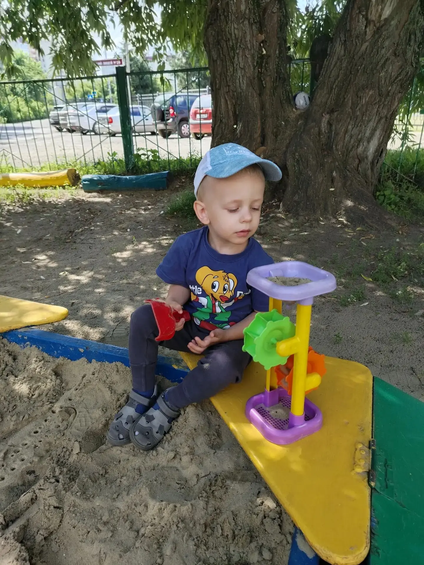 Одним из любимых занятий детей ясельной группы, в тёплое время года является игра в песочнице. В пес