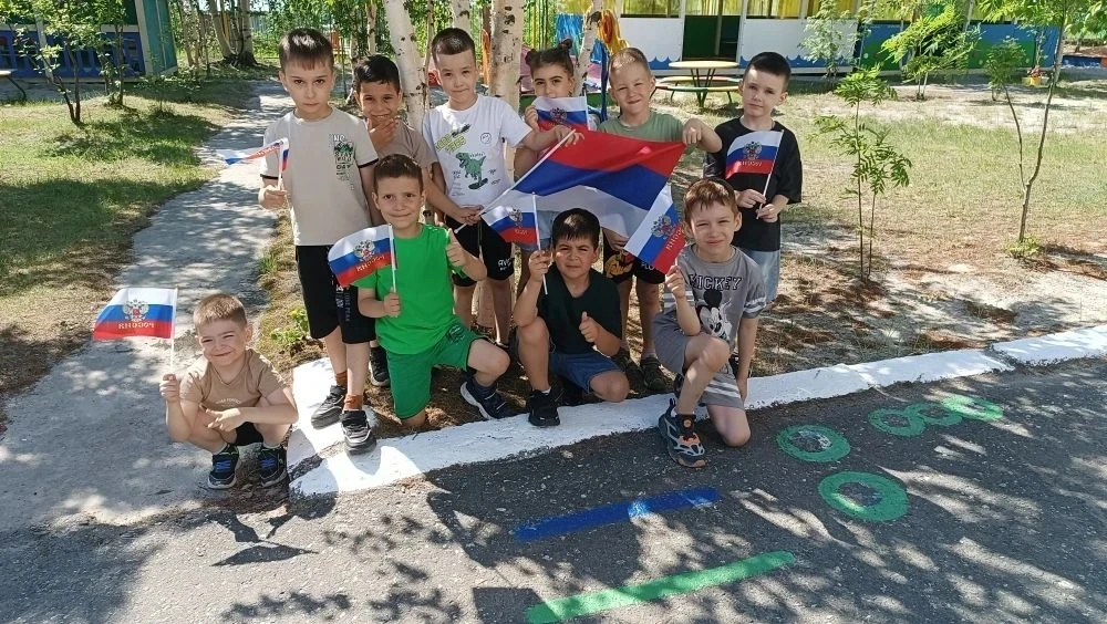 🇷🇺12 июня - День России! 
🇷🇺Этот солнечный день мы встречаем с гордостью и радостью.

🌼Мы - мал