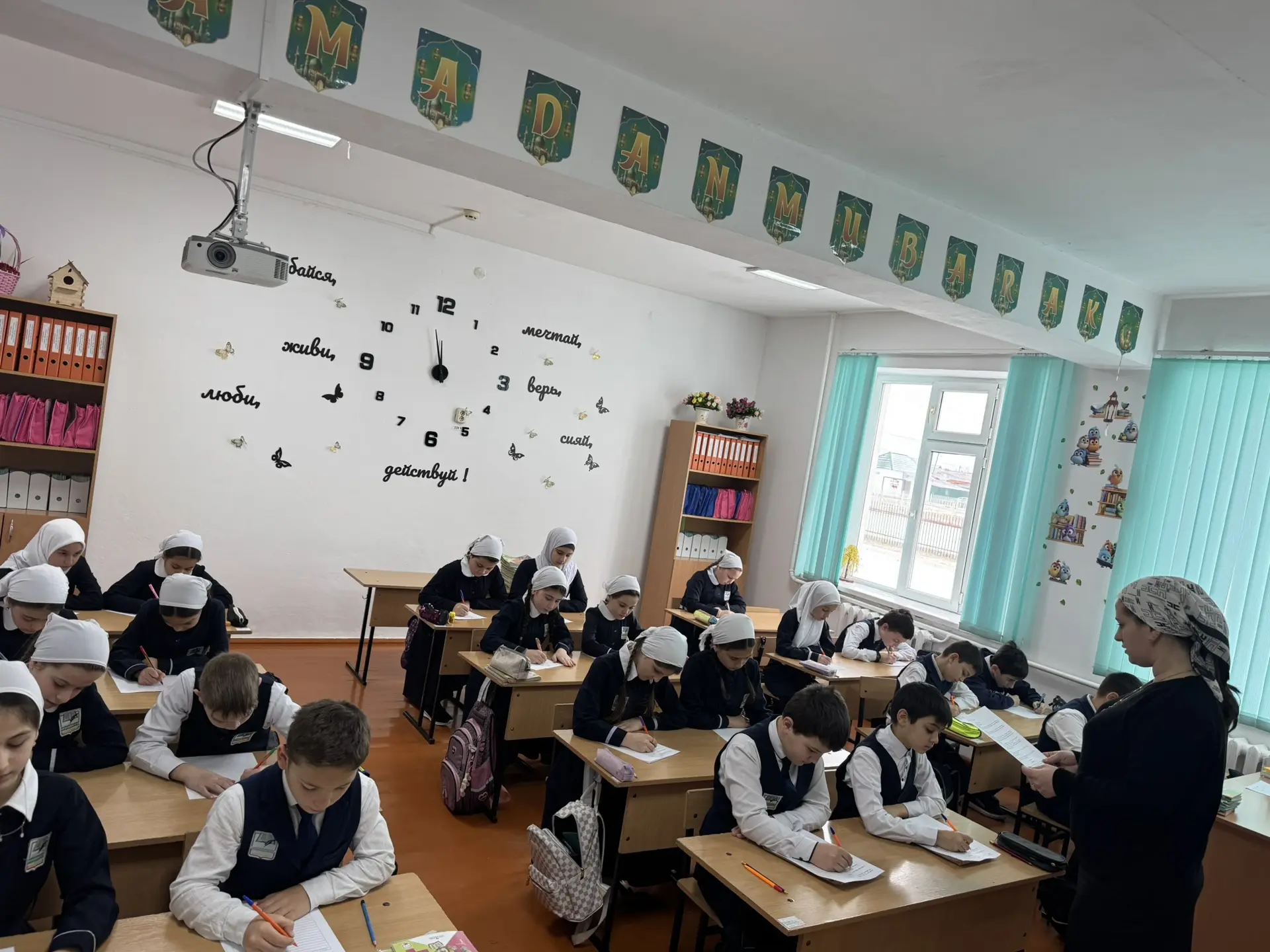 В школе прошел контрольный диктант по чеченскому языку среди обучающихся 4-х классов✍️