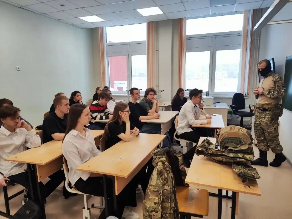 Накануне праздника: живые встречи с теми, кто защищает 🇷🇺  День защитника Отечества в нашей школе на