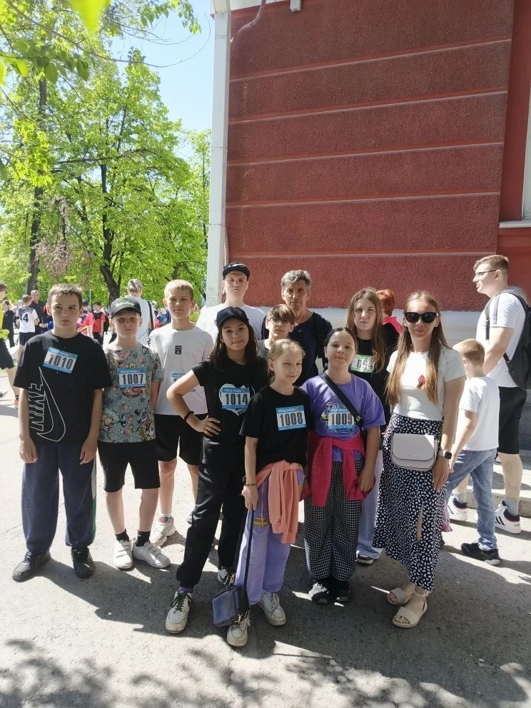 Наши ученики сегодня вышли на старт легкоатлетического пробега «Кольцо Победы» — в честь 81‑й годовщ