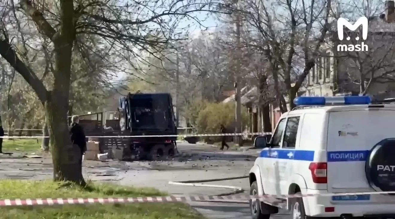 17 апреля во Владикавказе при погрузке мусорных контейнеров произошел взрыв, в результа...