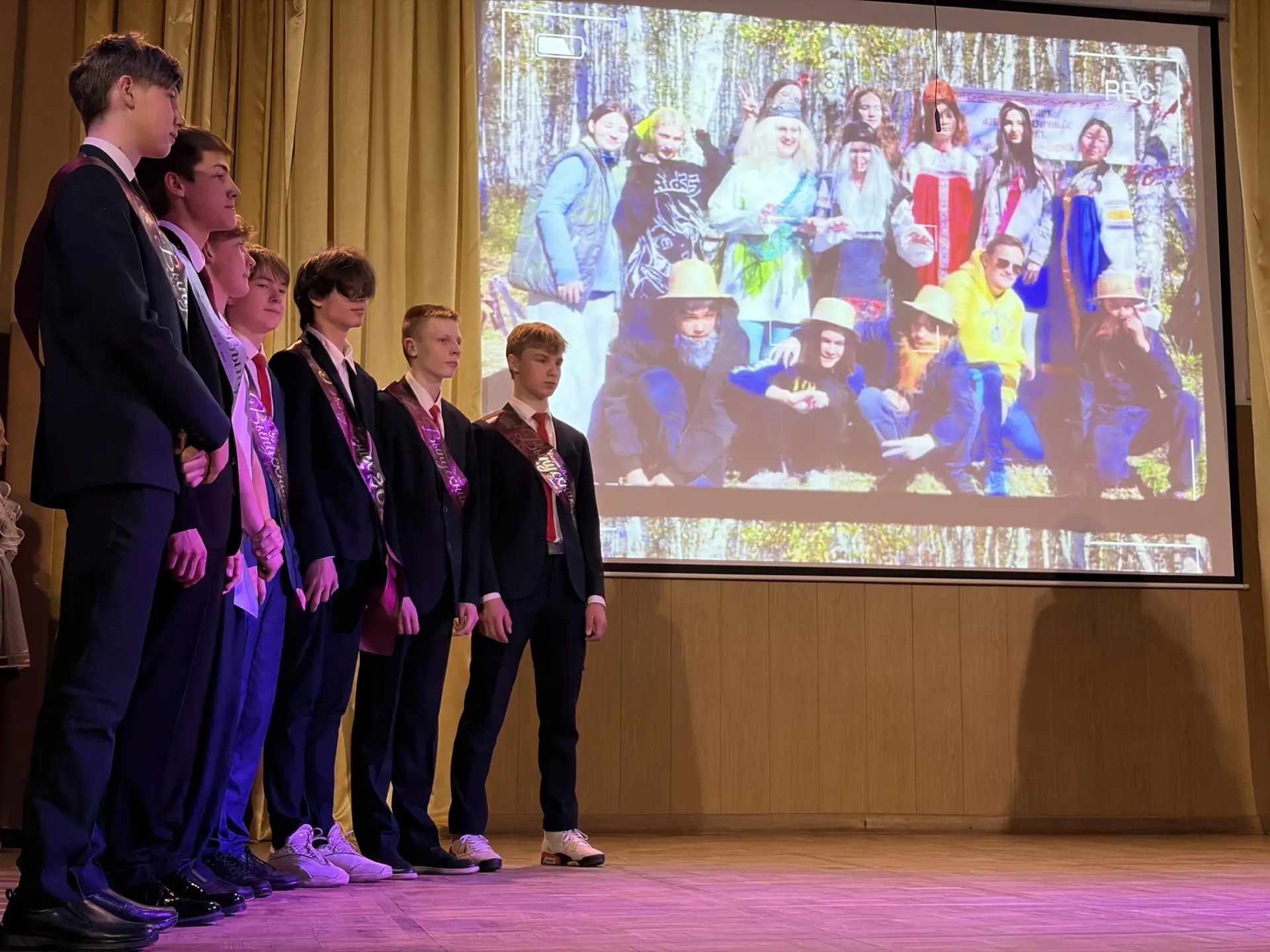 🎓✨ ПОСЛЕДНИЙ ЗВОНОК ДЛЯ 9-Х И 11-Х КЛАССОВ! ✨🎓  26 мая, в нашей гимназии прозвенели Последние звонки